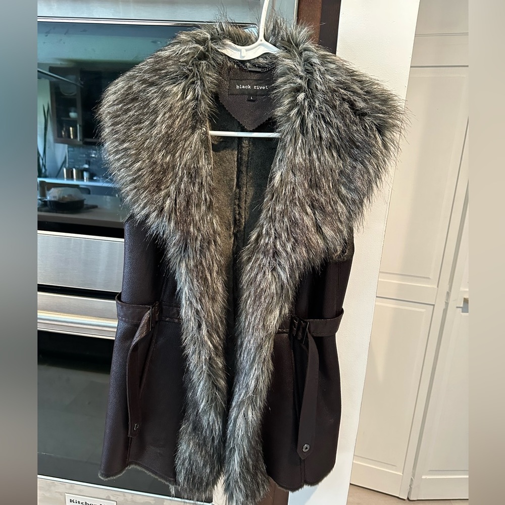 Warm winter vest by black rivot